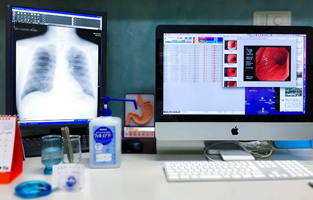 内科診察室机上の画像用パソコンと電子カルテ、内視鏡画像